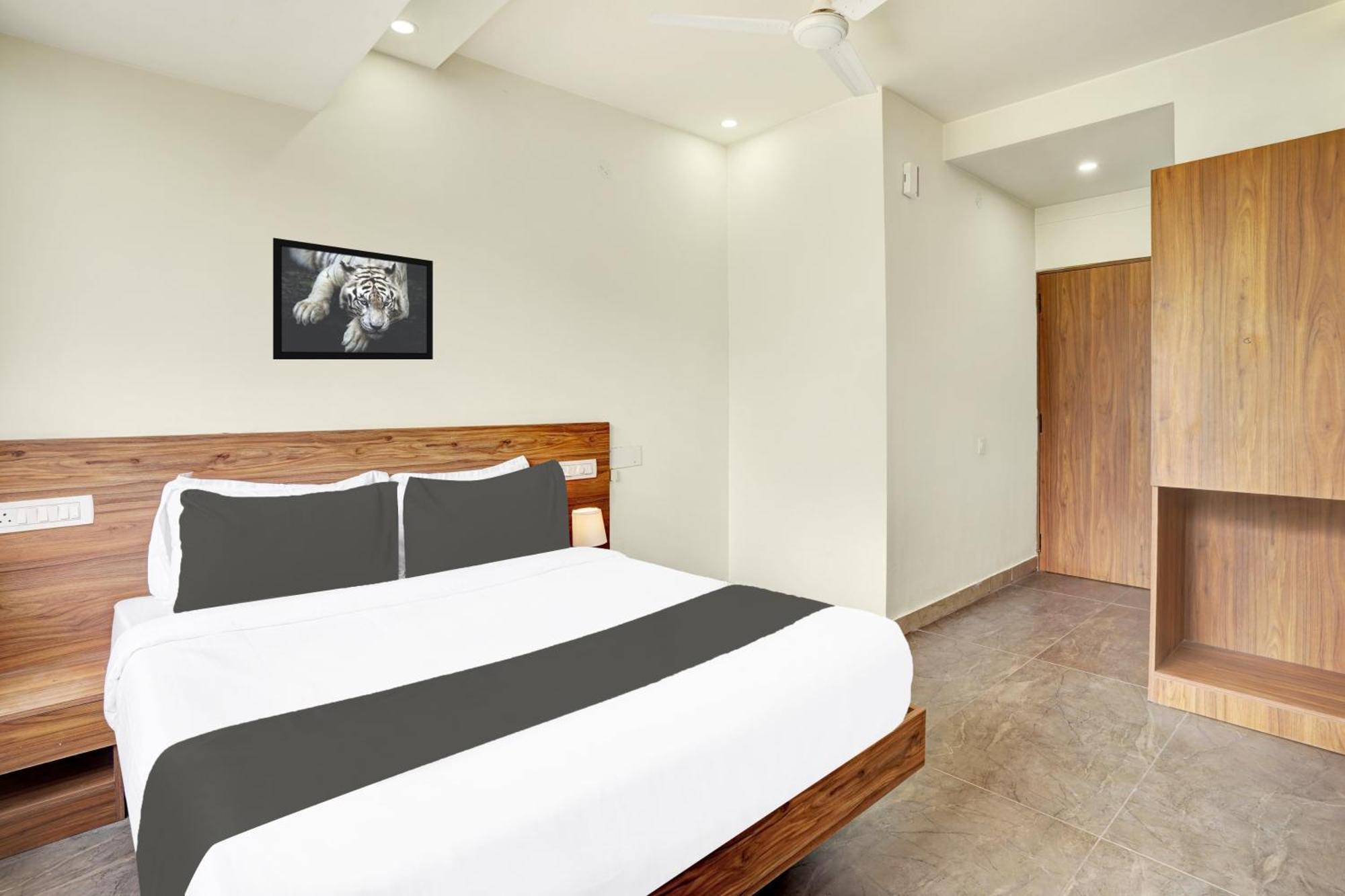 Hotel O Gayathri Metro Deluxe Bangalore Exterior foto